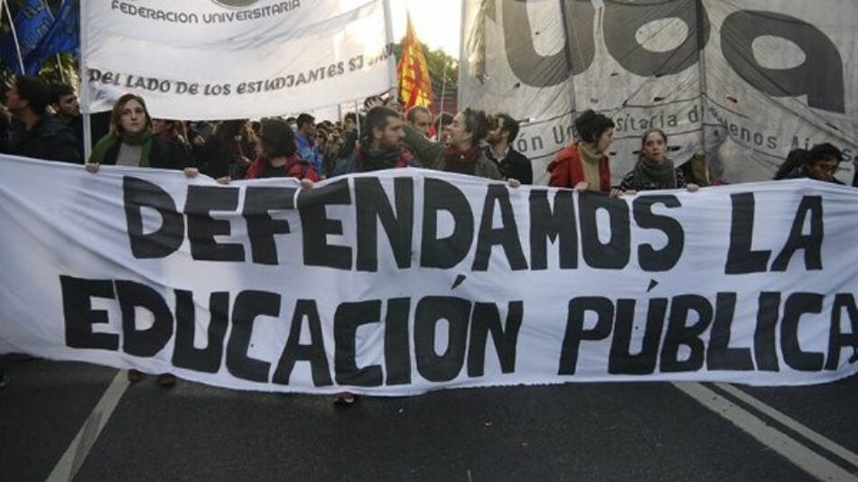 Más de 300 mil estudiantes argentinos dejarán de recibir beca