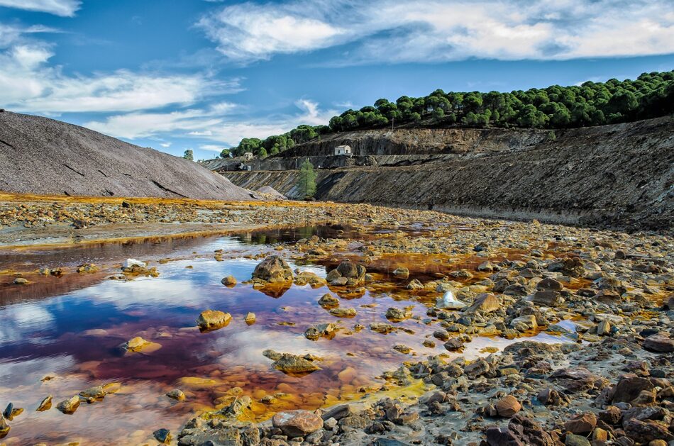 Una de las promotoras del proyecto de reapertura de la mina de cobre de Touro, investigada en Andalucía por la desaparición de 3.000 millones de litros de aguas ácidas
