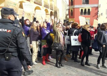 La Escuela Feminista del PCA sale a la calle para recibir a M. Rajoy en Córdoba: «Nosotras sí, en eso nos metemos»