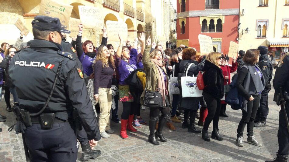 La Escuela Feminista del PCA sale a la calle para recibir a M. Rajoy en Córdoba: «Nosotras sí, en eso nos metemos»