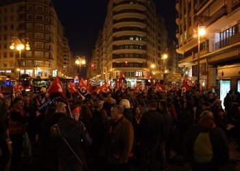 Alrededor de 2.500 personas convocadas por la CGT se manifiestan en Valencia bajo el lema “La lucha es el único camino”