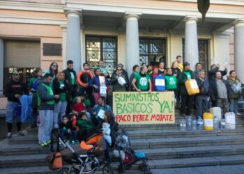 El Ayuntamiento de Madrid se compromete a regularizar el suministro de agua de varias familias de la PAH