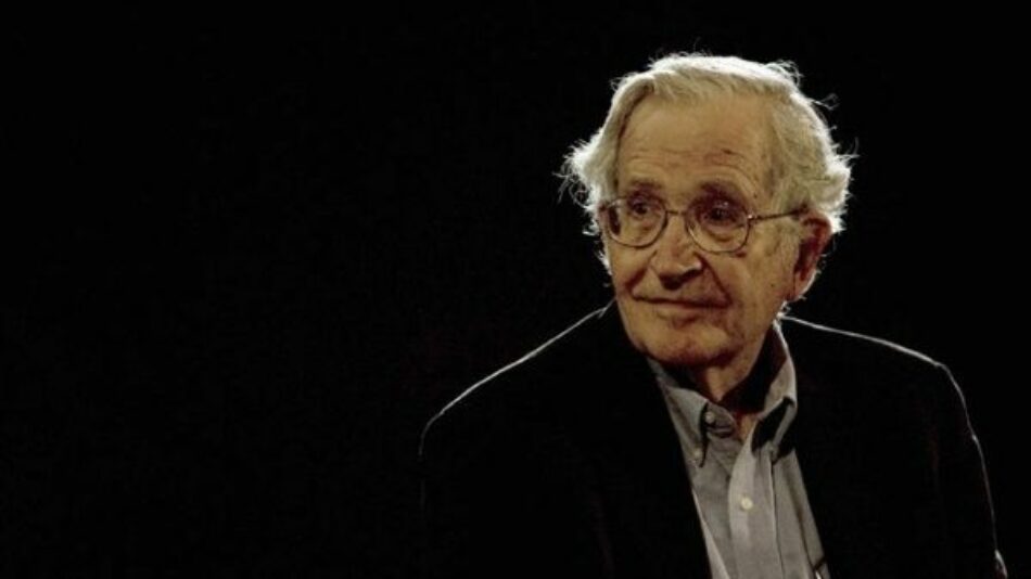 El concepto de ayuda humanitaria explicado por Noam Chomsky