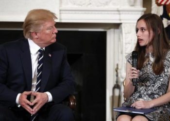 EEUU. En reunión con estudiantes, Trump mantiene propuesta para armar a los profesores