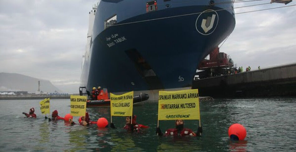 Activistas de Greenpeace protestan en Bilbao contra el envío ilegal de armamento que podría ser usado contra civiles en la guerra del Yemen