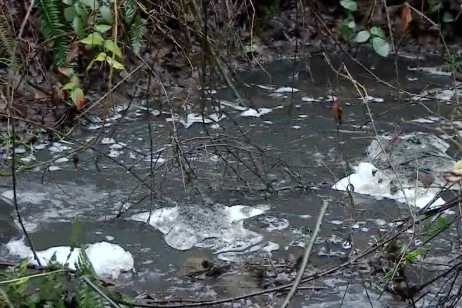 El desbordamiento de una de las balsas de la antigua mina de Touro agrava el desastre ambiental del río Brandelos