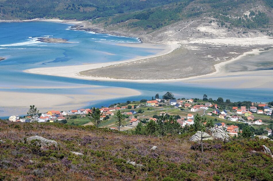 Feijóo anima a los ayuntamientos a «embellecer» el paisaje de Galicia mientras fomenta su alteración al apoyar la instalación de proyectos eólicos en las zonas de mayor valor ambiental