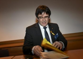 Policía alemana detiene a Puigdemont y lo lleva a una comisaría