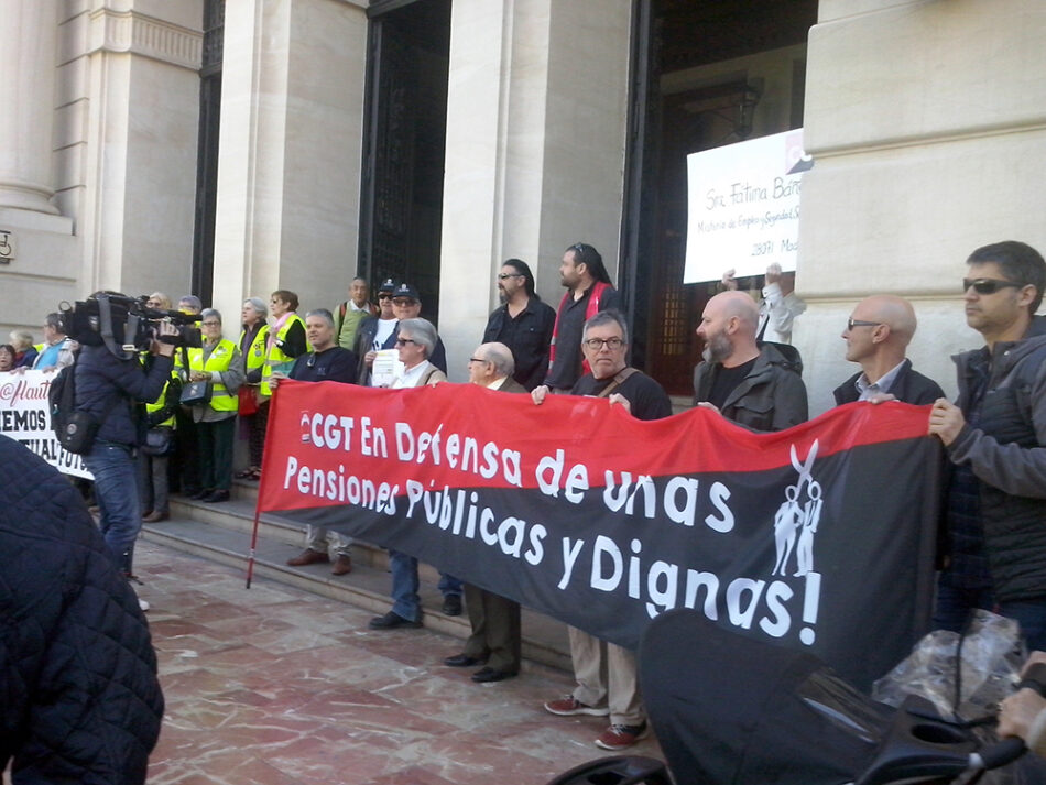 Jubilados y pensionistas de CGT devuelven colectivamente las cartas de Fátima Báñez “para visibilizar el rechazo a las tomaduras de pelo y para defender las pensiones presentes y futuras”