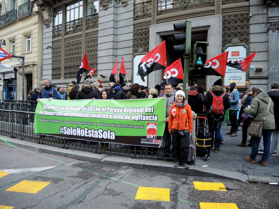 Concentración en Móstoles por el despido de una delegada sindical de CGT en el P.R. Río Guadarrama