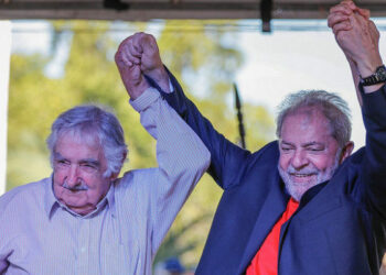 Cuatro ex presidentes sudamericanos se reúnen en caravana de Lula por el sur de Brasil
