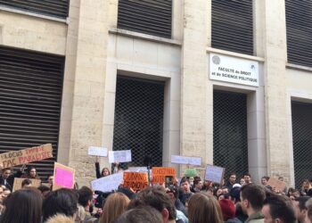 Un grupo de neonazis atacaron a estudiantes de la Universidad de Derecho de Montpellier que leían un manifiesto contra las medidas neoliberales del Gobierno Macron