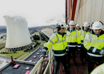 El Presidente de la Xunta habla del respeto al medio ambiente desde la central térmica de As Pontes, uno de los principales focos de contaminación del aire en Galicia