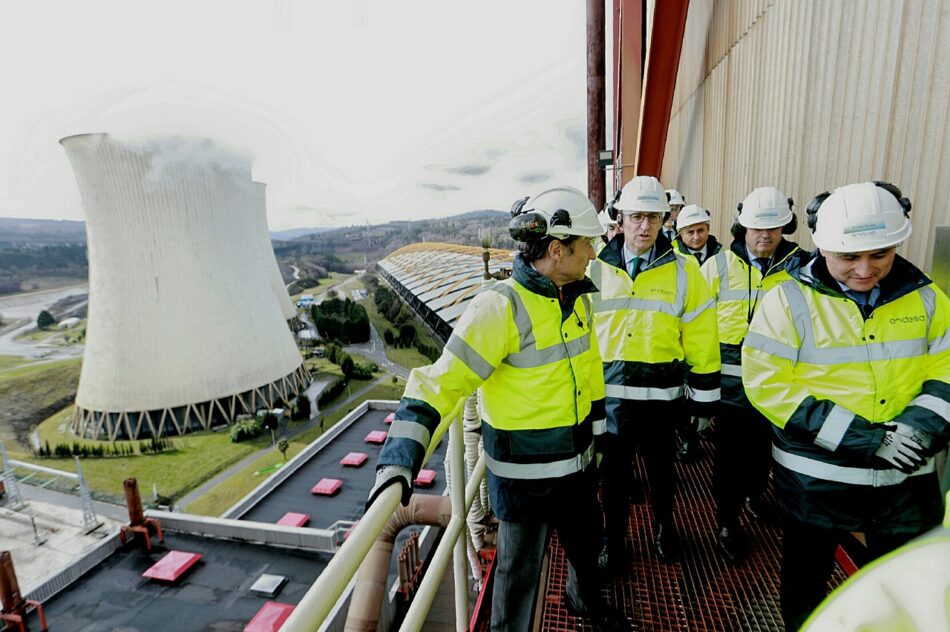 El Presidente de la Xunta habla del respeto al medio ambiente desde la central térmica de As Pontes, uno de los principales focos de contaminación del aire en Galicia