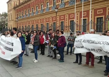 27F: Concentración frente al Rectorado de la Universidad de Sevilla contra la precariedad y por una carrera docente digna