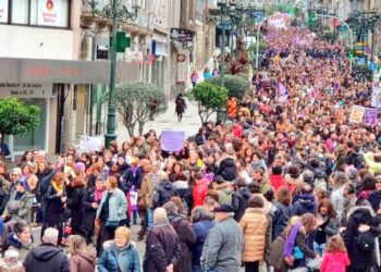 Multitudinaria y festiva manifestación feminista reclamó la igualdad este domingo en las calles de Vigo