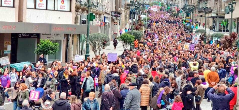 Multitudinaria y festiva manifestación feminista reclamó la igualdad este domingo en las calles de Vigo