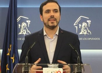 Alberto Garzón registra dos iniciativas de IU que modifican el artículo 135 de la Constitución para “revertir el orden de prioridades” y que “haya ingresos suficientes para los servicios públicos esenciales”