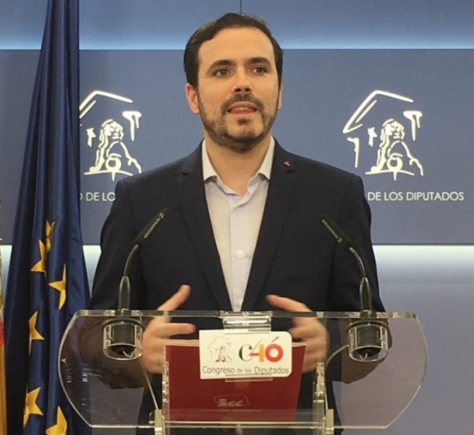 Alberto Garzón registra dos iniciativas de IU que modifican el artículo 135 de la Constitución para “revertir el orden de prioridades” y que “haya ingresos suficientes para los servicios públicos esenciales”