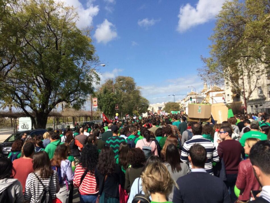 IU “apoya la movilización del profesorado interino” y reclama una “ambiciosa oferta de plazas docentes para garantizar una educación pública de calidad”