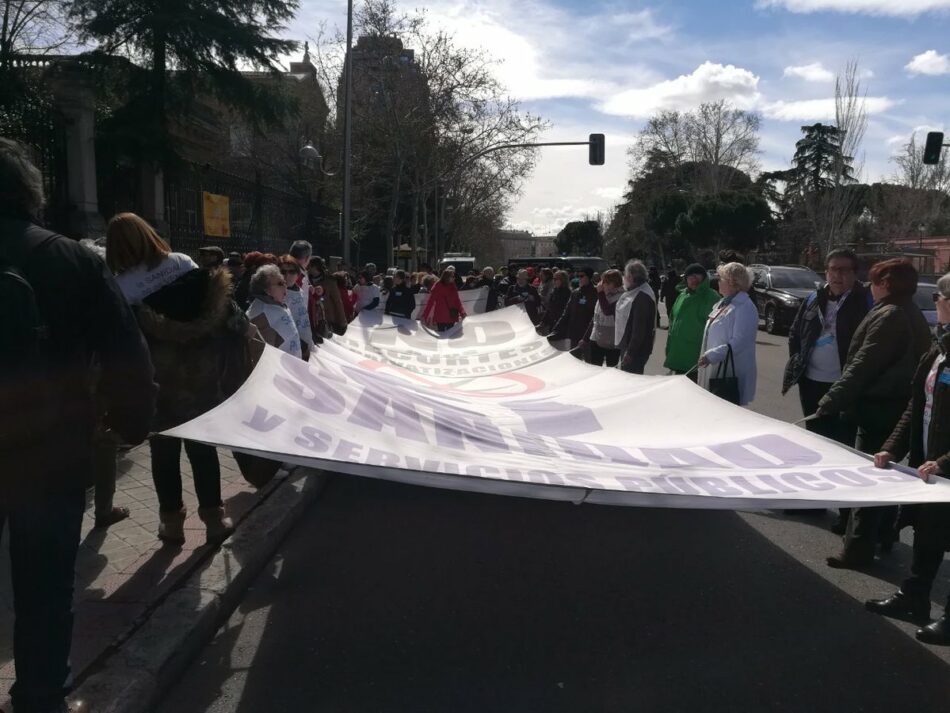 La Marea Blanca rodea el hospital universitario Niño Jesús para protestar contra el estado de la sanidad pública