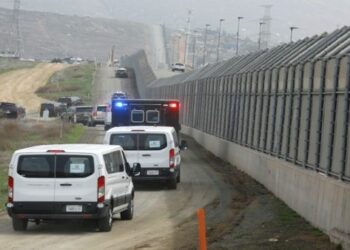 Congreso de EE.UU. avala recursos para construir muro