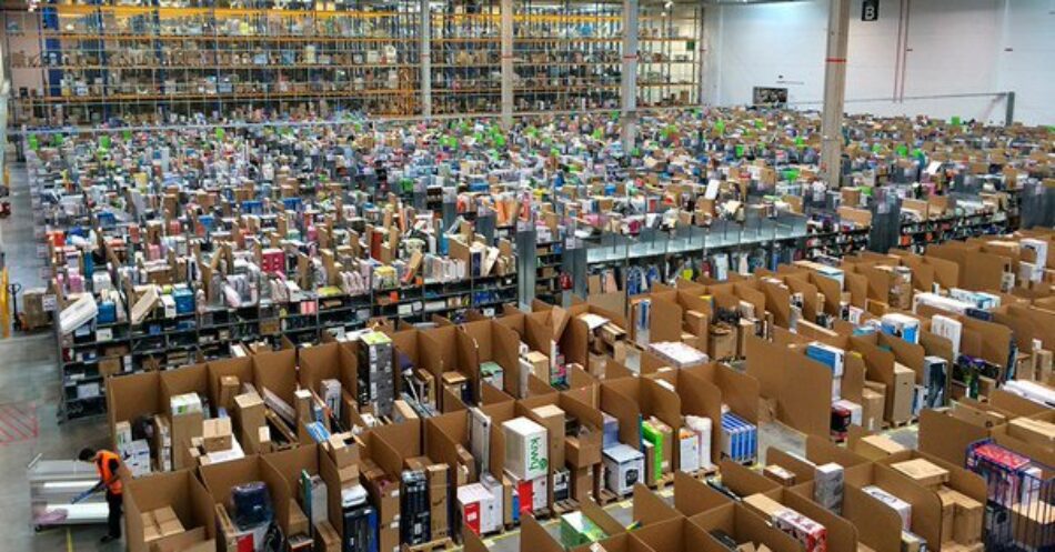 CGT comienza los trámites para la huelga de 48h en el principal  almacén de Amazon en España