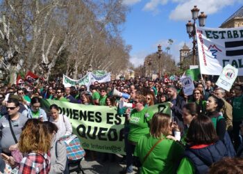 Diez mil docentes interinos claman en Sevilla por un plan de estabilidad