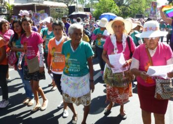 Foto-Reportaje 8M en El Salvador: Miles de mujeres hicieron oir sus reivindicaciones