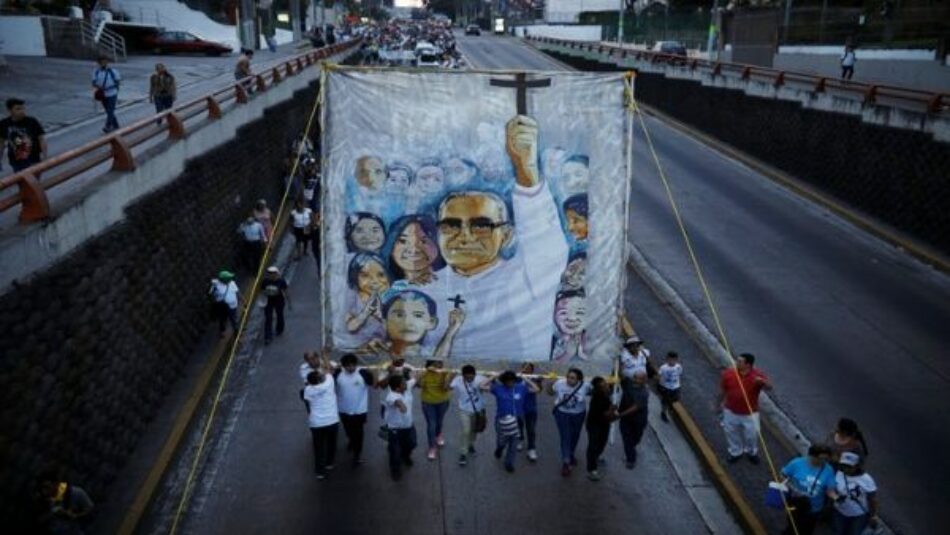 Salvadoreños peregrinan en conmemoración de monseñor Romero