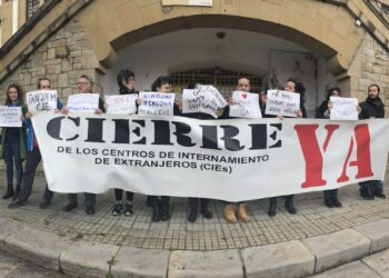 Activistas europeos se concentran en el CIE de Algeciras para exigir su cierre