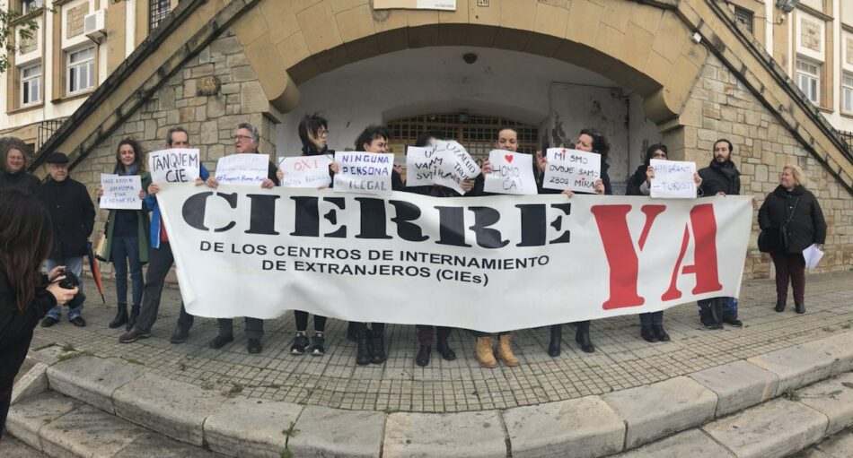 Activistas europeos se concentran en el CIE de Algeciras para exigir su cierre