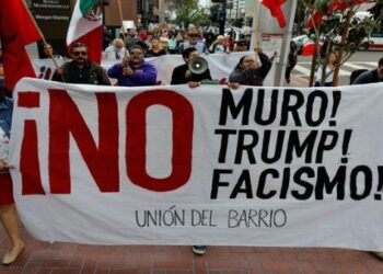 Marchan contra Trump previo a su visita a California