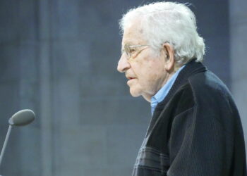 Noam Chomsky y otros 153 escritores y artistas piden a EE.UU. y Canadá quitar las sanciones a Venezuela