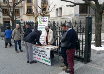 Granada Laica ha iniciado en la puerta de Hacienda su “Campaña IRPF 2018” con una mesa informativa y la recogida de numerosas firmas contra la financiación de las iglesias por el Estado