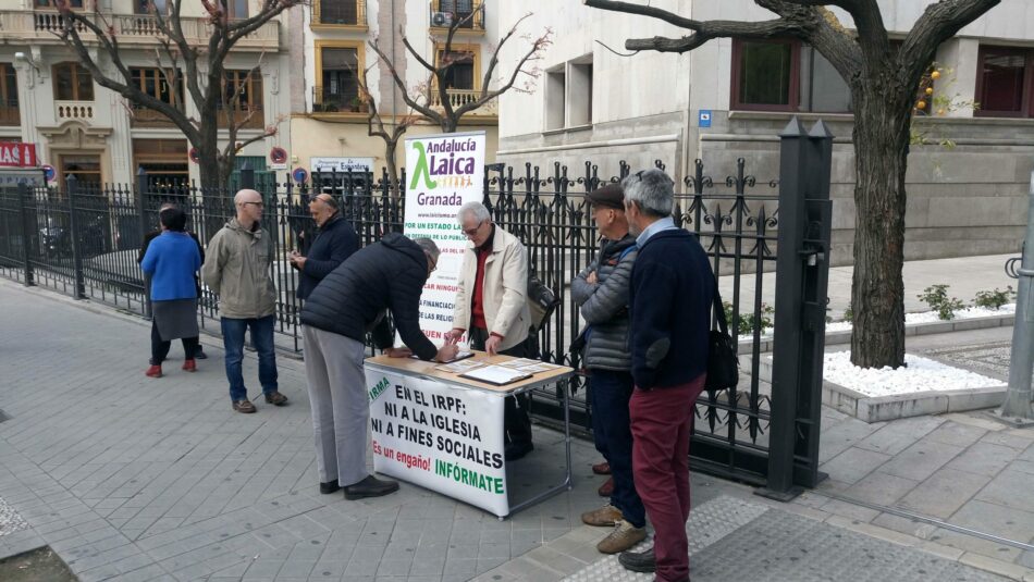 Granada Laica ha iniciado en la puerta de Hacienda su “Campaña IRPF 2018” con una mesa informativa y la recogida de numerosas firmas contra la financiación de las iglesias por el Estado