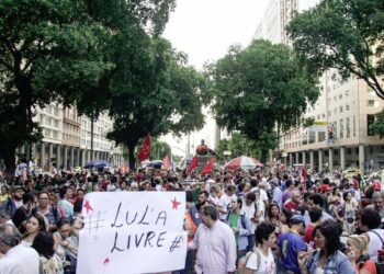 Lula continúa en el sindicato metalúrgico arropado por miles de seguidores tras la orden de detención dictaminada por el Tribunal Supremo Federal