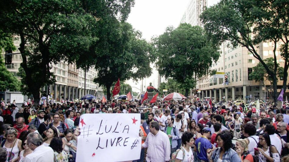 Lula continúa en el sindicato metalúrgico arropado por miles de seguidores tras la orden de detención dictaminada por el Tribunal Supremo Federal