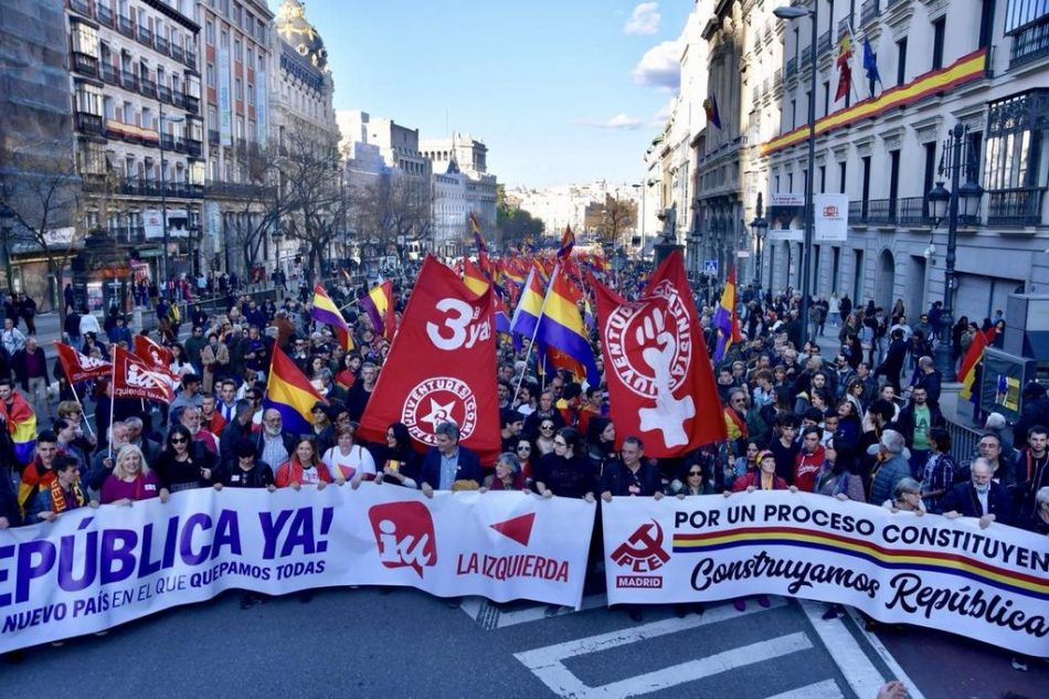 Miles de personas se manifiestan en conmemoración de la II República y reclaman la proclamación de una tercera