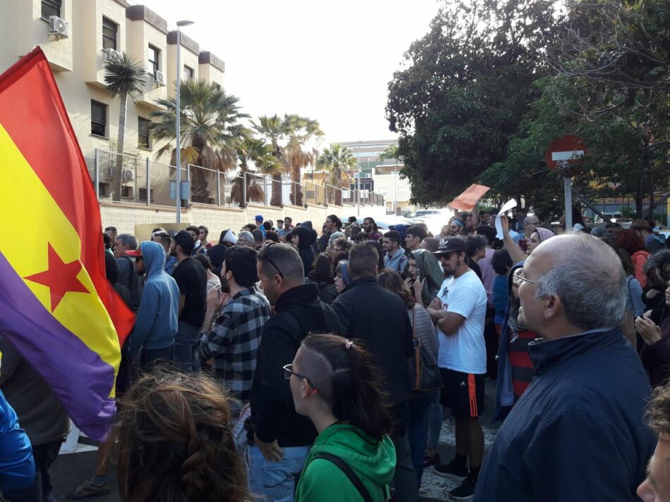 Movilización contra la detención del activista Roberto Mesa por escribir en Facebook «los Borbones a los tiburones»