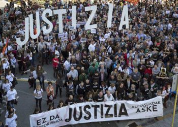 Euskal Herria: Comenzó el juicio-farsa a presos de la localidad de Altsasu / El sábado marcharon 50 mil personas exigiendo su libertad