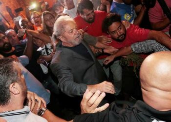 Lula da Silva se entrega a la Policía Federal