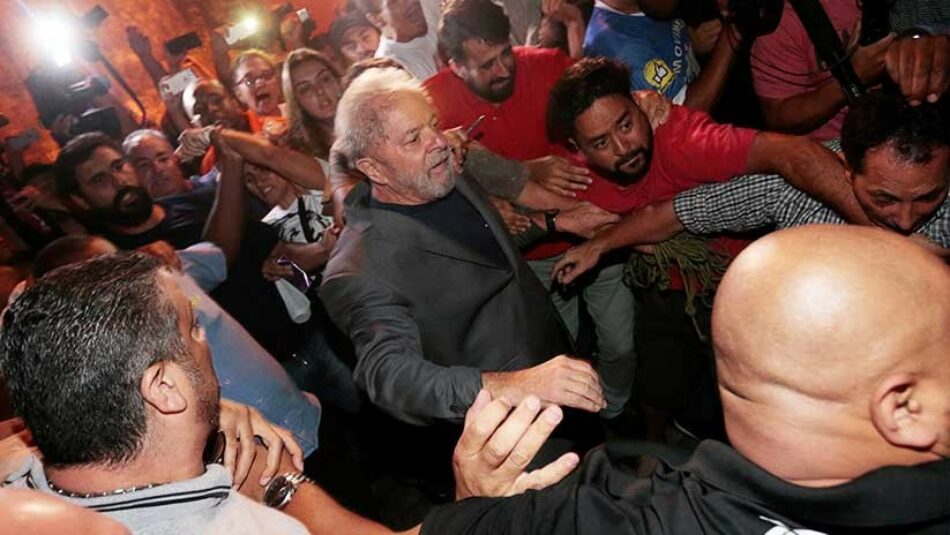 Lula da Silva se entrega a la Policía Federal