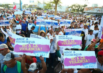 Nicaragüenses se dan cita en emblemática plaza en favor de la paz