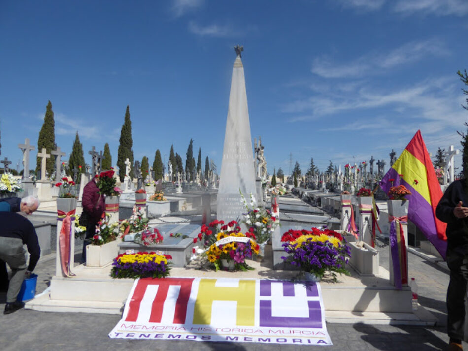 El Ateneo Republicano de Murcia y asociaciones memorialistas de la Región homenajean, ante el Pabellón de los Caídos por la Libertad del cementerio de Espinardo, a las personas fusiladas por el franquismo