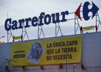 Greenpeace despliegan una pancarta en la fachada de Carrefour para denunciar el sobreenvasado de plásticos en los supermercados