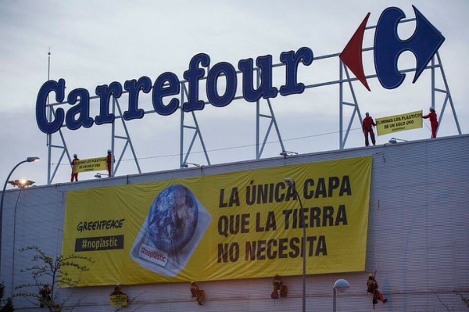 Greenpeace despliegan una pancarta en la fachada de Carrefour para denunciar el sobreenvasado de plásticos en los supermercados