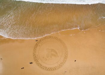 Arte en la playa Novo Sancti Petri para denunciar la contaminación por plásticos en los océanos
