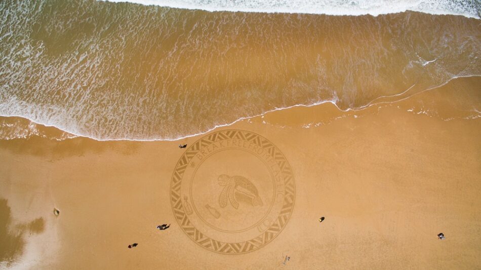 Arte en la playa Novo Sancti Petri para denunciar la contaminación por plásticos en los océanos