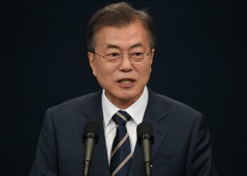 Moon Jae-in propone una cumbre con Kim Jong-un y Donald Trump para establecer la paz en Corea